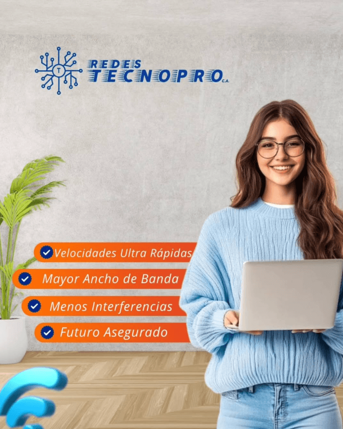 Cliente con laptop destacando velocidades ultra rapidas de Redes Tecno Pro